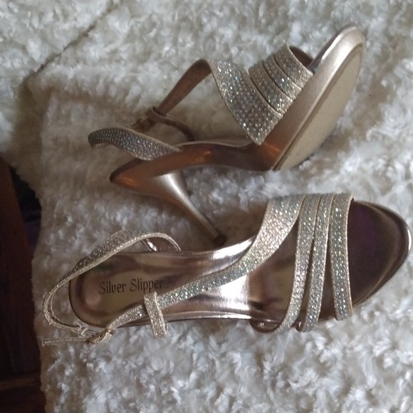 Silver slipper heels sz 7M - Picture 2 of 4